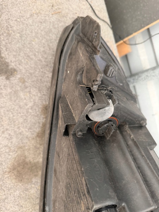 PROJECTEUR AVANT CÔTÉ GAUCHE KIA STONIC 92101-H8 ENDOMMAGÉ