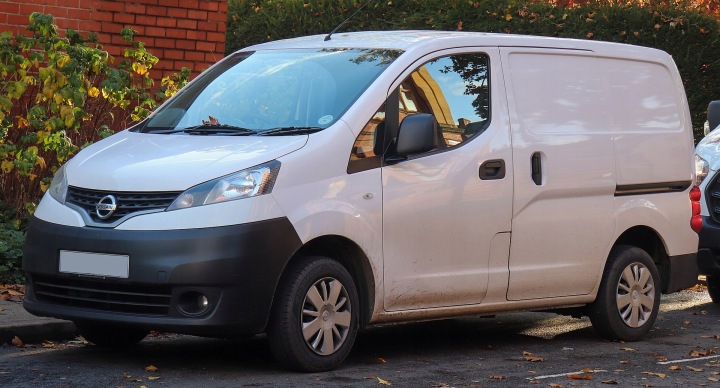 NISSAN NV 200 NV200 09- PHARE DROITE AVANT ENDOMMAGÉE