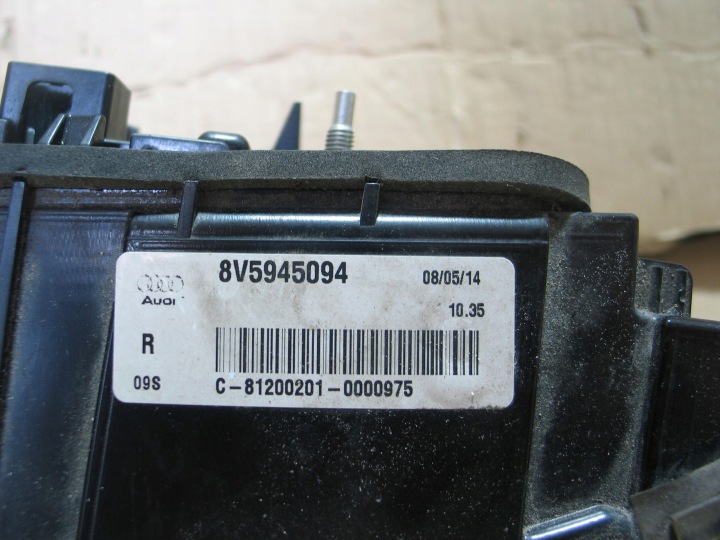 PHARE ARRIÈRE ARRIÈRE DANS COUVERCLE DE COFFRE AUDI A3 8V 8V5945094 BERLINE