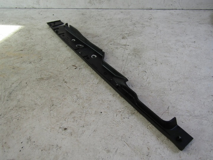 AUDI A5 8W6 MOULURE GARDE-BOUE DROIT AVANT 8W6820582G