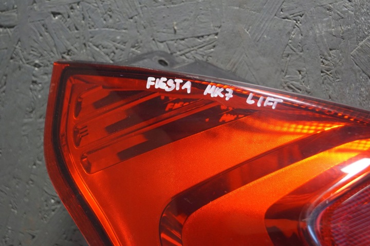 FORD FIESTA MK7 PHARE GAUCHE ARRIÈRE LIFT (S2038)