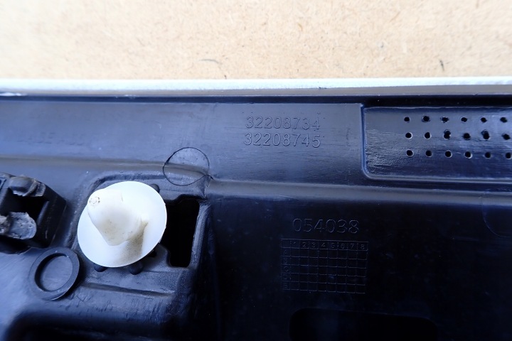 VOLVO XC60 II 16- MOULURE PROTECTION LATÉRALE DROITE ARRIÈRE ARRIÈRE 32208734 RH OE