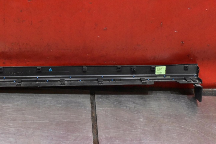 REVÊTEMENT SEUIL GAUCHE NOIRE 87753-R2000 KIA SPORTAGE 5 V 21-25
