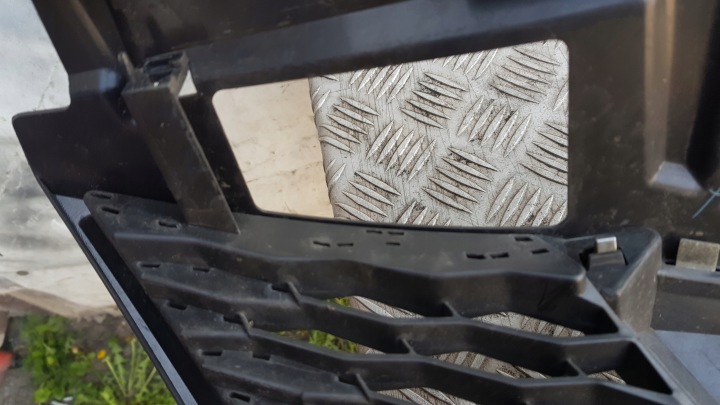 NISSAN X-TRAIL T32 CALANDRE RADIATEUR GRILLE 62310 4CE0A