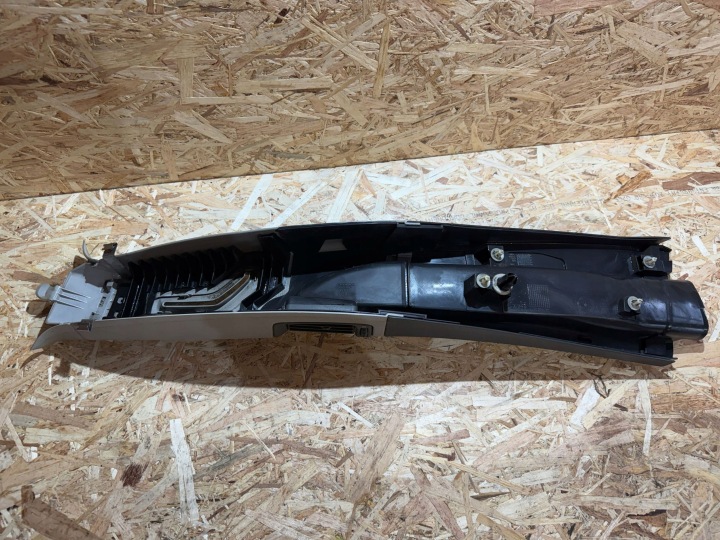 VOLVO S60 2002 AVANT CÔTÉ DROITE PROTECTION SUPÉRIEURE MONTANTS B