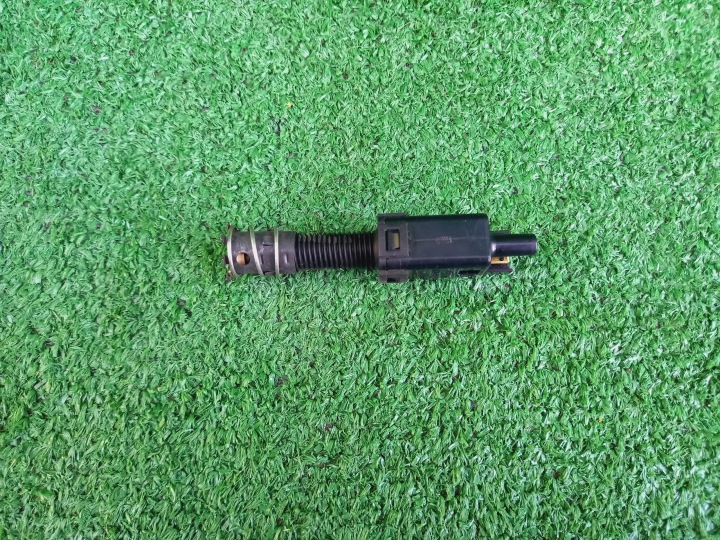VW PASSAT B5 CAPTEUR COMMUTATEUR CAPTEUR PÉDALES ADHÉRENCE ORIGINAL 811907343B