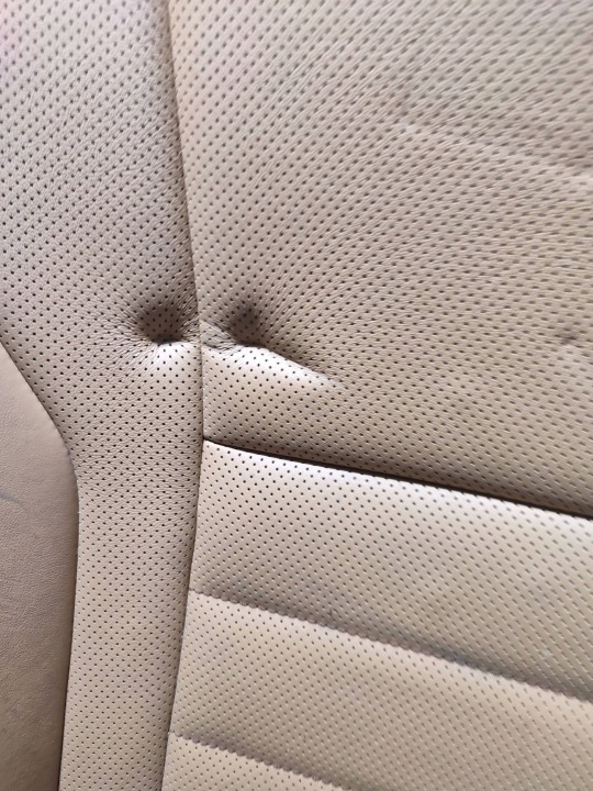 LEXUS RC 2019 AVANT CÔTÉ DROITE BRODERIE SIÈGES DOSSIER