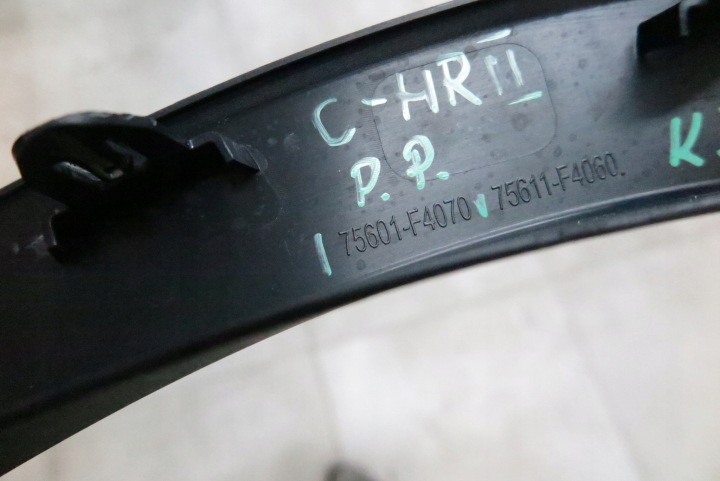 MOULURE REVÊTEMENT GARDE-BOUE DROIT AVANT TOYOTA C-HR II 75601-F4070