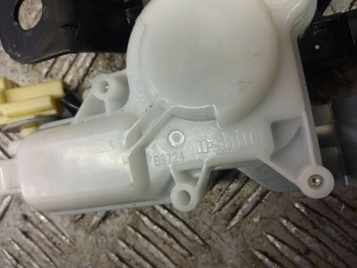 SERRURE COUVERCLES DE COFFRE COUVERCLES DE COFFRE B6724 MAZDA RX8