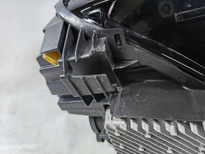 AUDI Q2 82A LIFT MATRIX PHARE COMPLET LED DROITE POUCES RAYURES RECOMMANDÉ