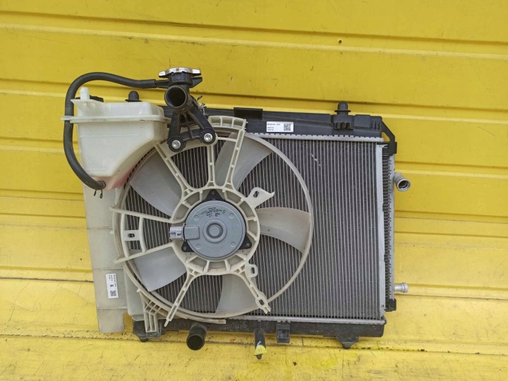 TOYOTA YARIS III RADIATEUR EAU VENTILATEUR ENDOMMAGÉ 16363-0D090