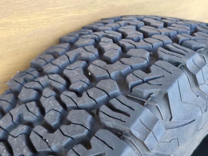 PNEU BF GOODRICH ALL-TERRAIN T/A K02 285X70X17 DOT 4524 FORD RAPTOR BONNES CONDITIONS
