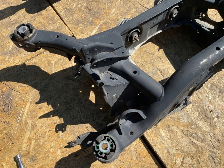 LAND ROVER ARRIÈRE AXE POUTRE FK725K091AM