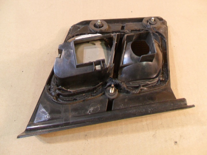 PHARE DROIT ARRIÈRE DANS COUVERCLE DE COFFRE NISSAN PRIMERA P11