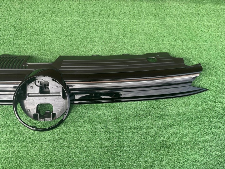 GRILLE CALANDRE VW GOLF VIII LIFT 5H0853651BD LED OE EN BON ÉTAT GIELDA POZNAŃ