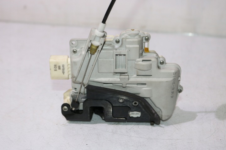 SERRURE DROIT AVANT PORTES AUDI A4 B7