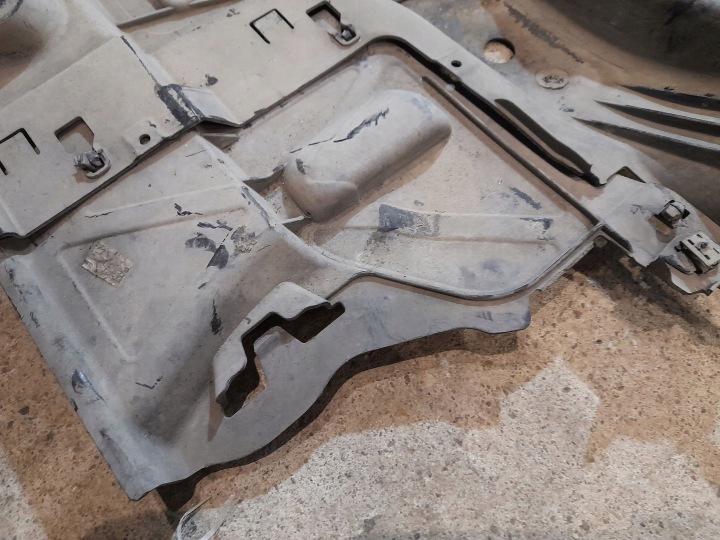 AUDI A3 S3 8V 5Q0825202L PROTECTION CENTRALE CHÂSSIS