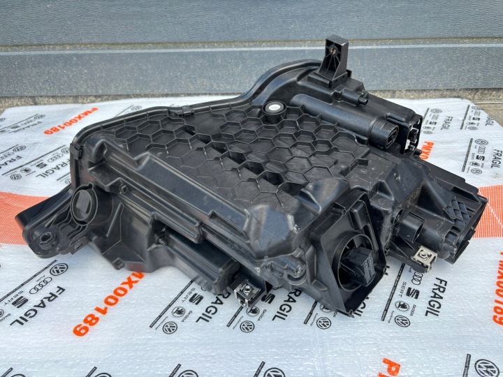 PHARE GAUCHE COMPLET LED AUDI E-TRON 4KE