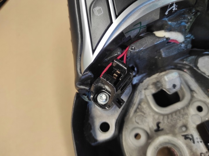 VOLANT MULTIFONCTIONNELLE CUIR RENAULT SCENIC IV 484001180R