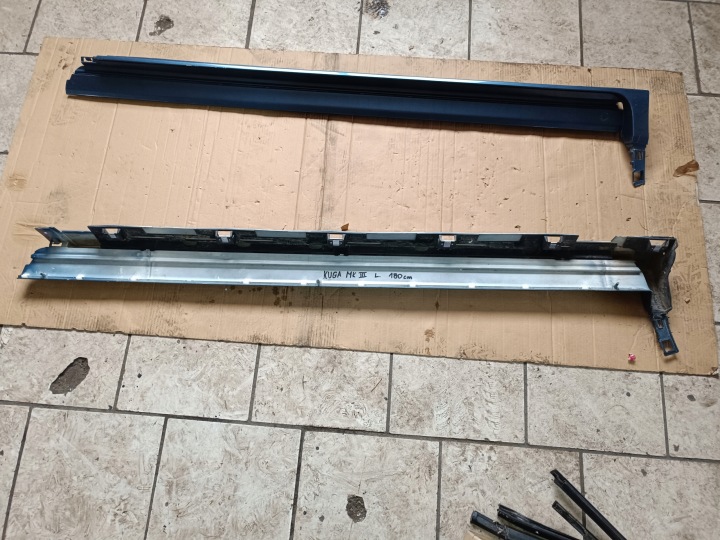 MOULURE SEUIL GAUCHE DROITE FORD KUGA MK3 ST-LINE LV4B-S10154-B B. EN BON ÉTAT