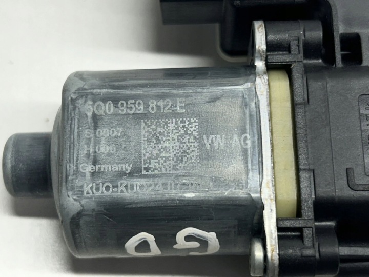 SEAT LEON (5F) PETIT MOTEUR VITRES ARRIÈRE DROITE CÔTÉ 5Q0959812E 2018