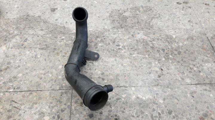 1J0129654J TUYAU DOLOTO ÉCHANGEUR D'AIR DE SURALIMENTATION VW GOLF IV