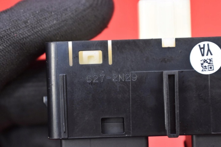 COMMUTATEUR BOUTON OUVERTURE GOULOTTE DE REMPLISSAGE CARBURANTS 15C429 LEXUS UX 250H 18-22