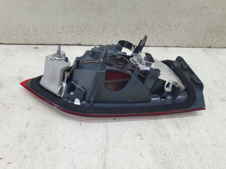 BMW X1 F48 GAUCHE PHARE ARRIÈRE ARRIÈRE DANS COUVERCLE DE COFFRE
