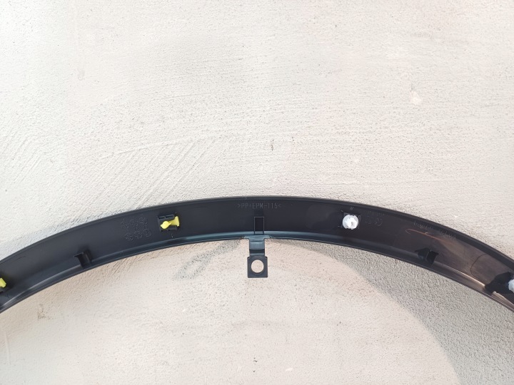 NISSAN OE 63860-4CE0A MOULURE GARDE-BOUE