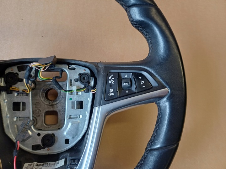 VOLANT CUIR CHAUFFÉE OPEL ASTRA J NR. 13351025