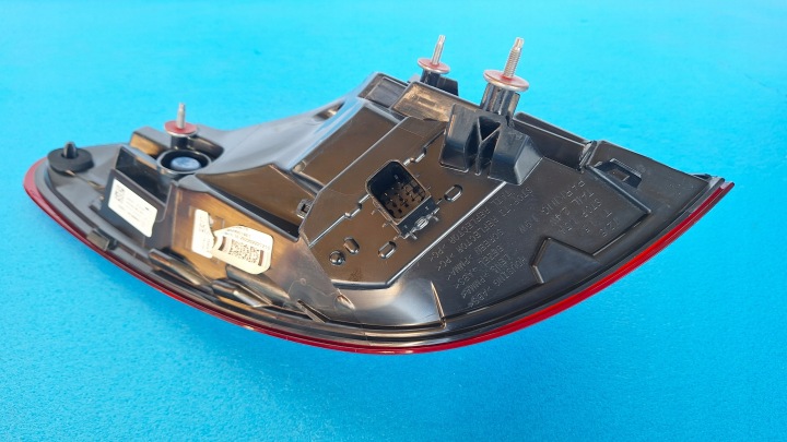 MERCEDES C W206 UNIVERSEL PHARE DROITE ARRIÈRE DANS AILE