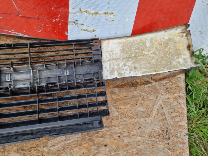 GRILLE CALANDRE RADIATEUR PANNEAU AVANT VW T4 1.9 TD 701853653F