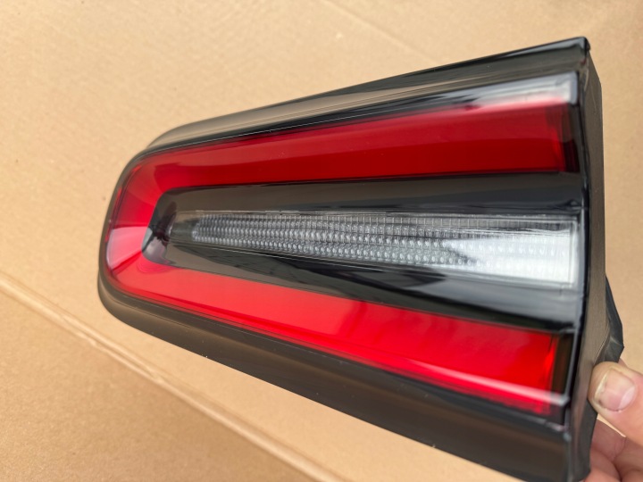DODGE CHALLENGER ARRIÈRE DROITE PHARE 2015+