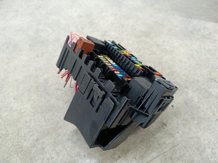 BOÎTE FUSIBLES RENAULT LAGUNA III 8200758803 1.5 DCI