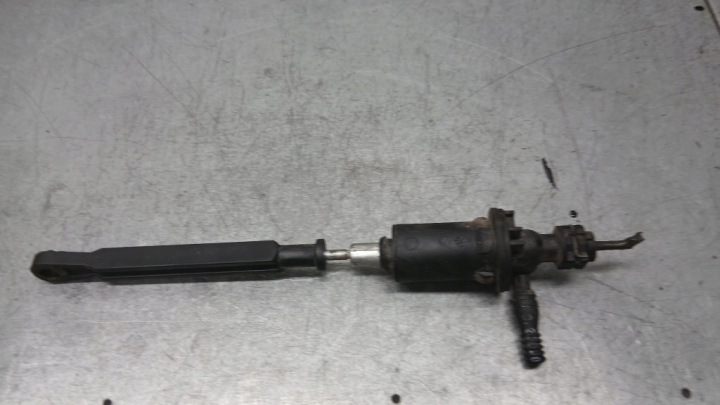 POMPE SPRZEGLOWA OPEL VIVARO A 1.9DCI F9K 8200508488