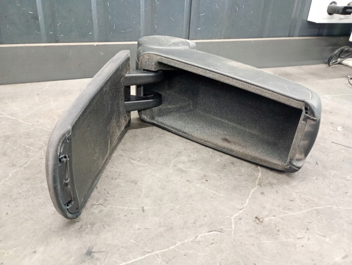 8E0864207D ACCOUDOIR AUDI A4 B7