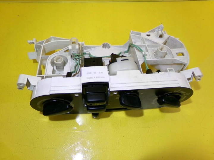 PANNEAU COMMANDE CONDUIT D'AIR MITSUBISHI COLT MR201365 NR1231
