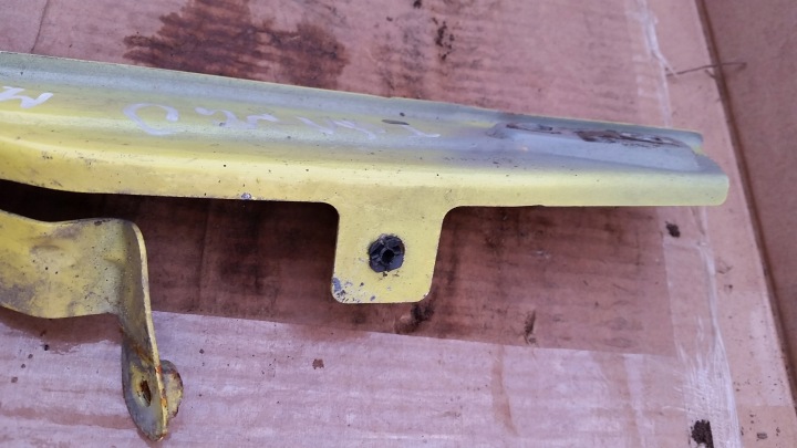 SUPPORT GARDE-BOUE RENAULT TWINGO III 631429601R