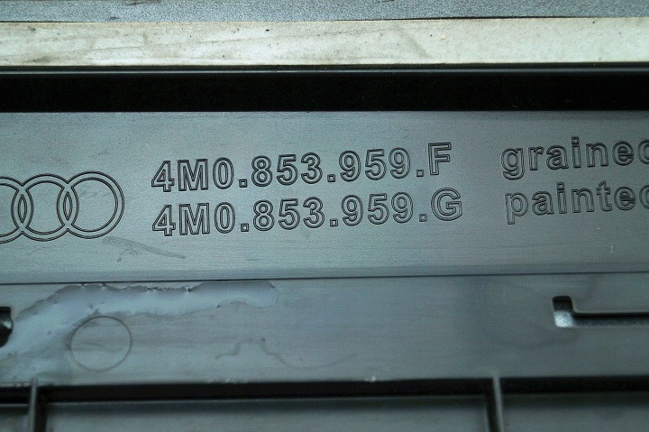 MOULURE PORTES GAUCHE AVANT AUDI Q7 4M0