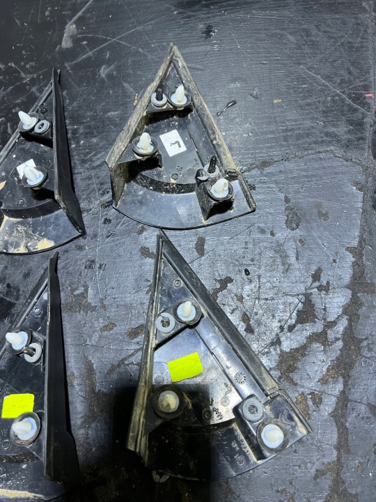 CITROEN C3 III TRIANGLE GARDE-BOUE DROIT BOUCHON 9813323880 9813323780