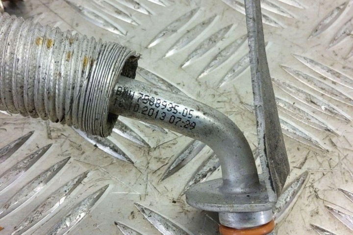 TUYAU GOULOTTE DE REMPLISSAGE HUILES BMW 1 (F20) 7588935 2.0L GASOLINE 2011