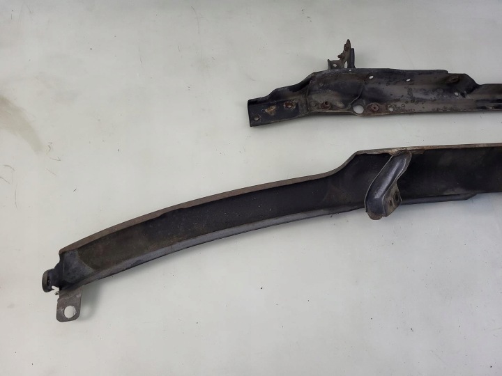 COURROIE PREDNI MOULURE SOUS PHARES TOYOTA CAMRY II 86-91