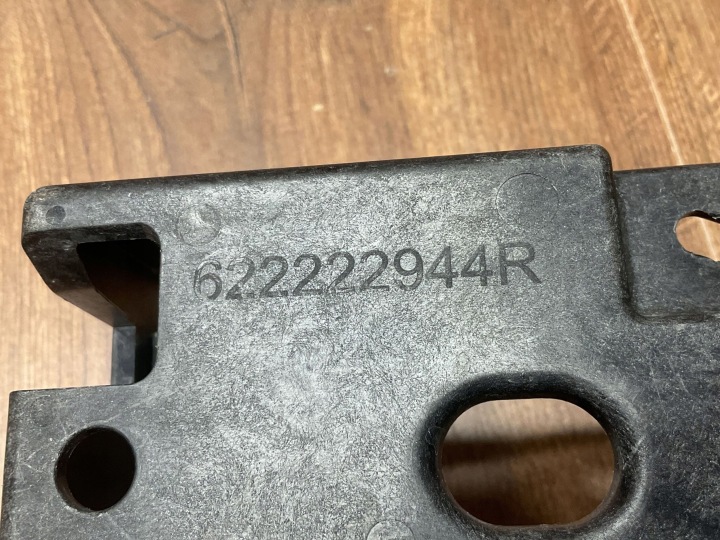 GLISSIÈRE FIXATION PHARES DROIT AVANT RENAULT MEGANE V E-TECH 622222944R