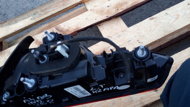A4 B9 LIFT PHARE GAUCHE GAUCHE ARRIÈRE BERLINE 8W5945075AB