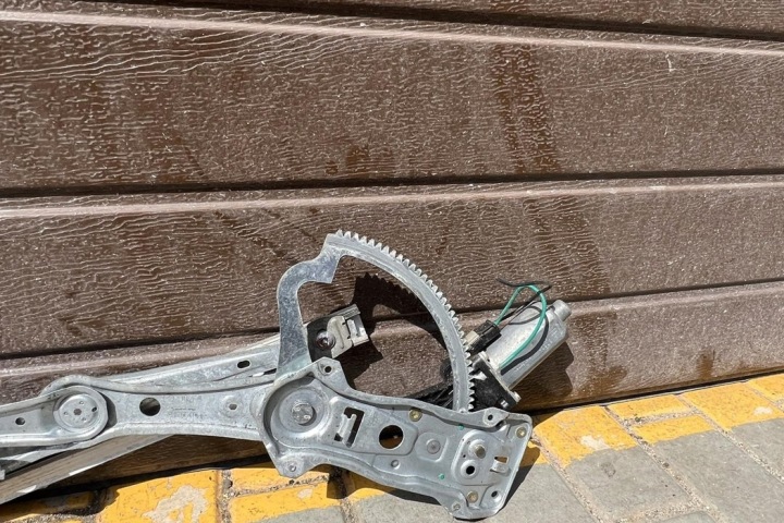 ÉLÉVATEUR VITRES DROITS AVANT PORTES AUDI 100 (5000) 0130821671 2000