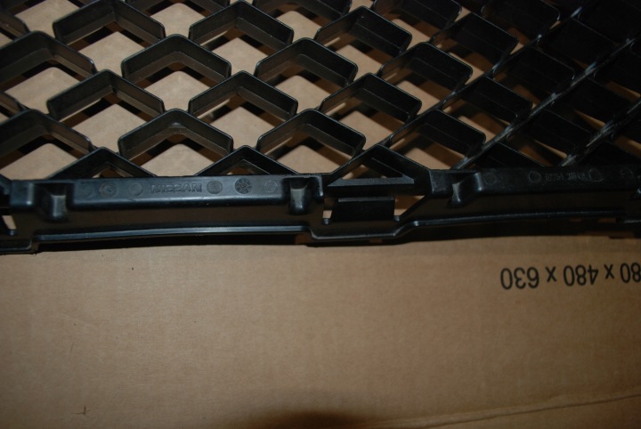 GRILLE PARE-CHOCS CENTRALE AVANT NISSAN NOTE E12 SPORT 12 R.- 622543WF0A