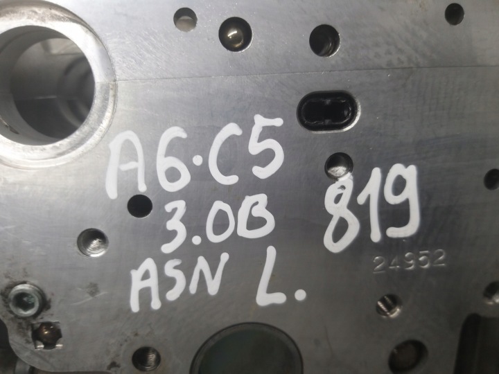 CULASSE MOTEUR GAUCHE 3.0 B V6 ASN AUDI A4 B6 A6 C5 A8 D3 06C103373E
