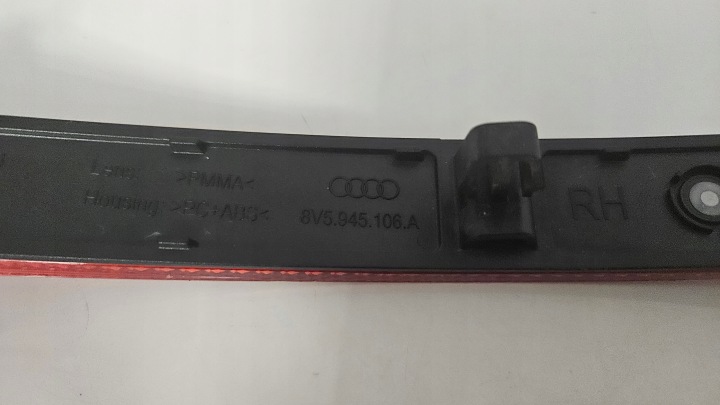AUDI A3 RÉFLECTEUR PARE-CHOCS DROIT 8V5945106A