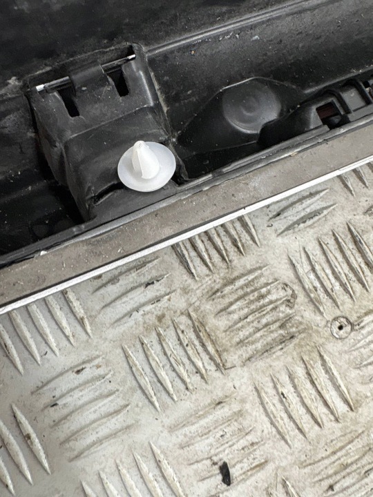 MOULURE SEUIL GAUCHE SKODA ENYAQ IV SUV COUPÉ 20-