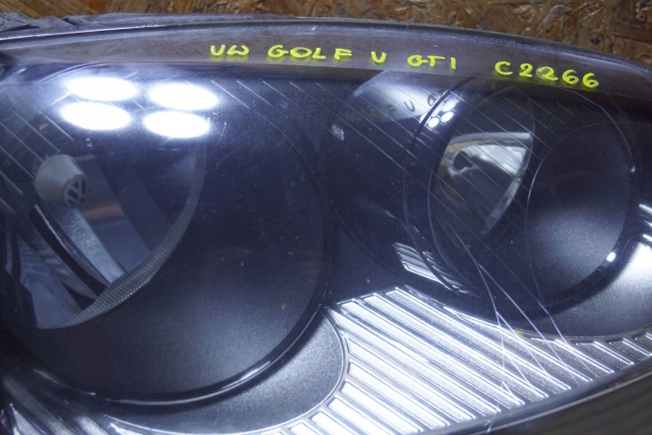 VW GOLF V GTI PHARE DROIT AVANT UK (C2266)